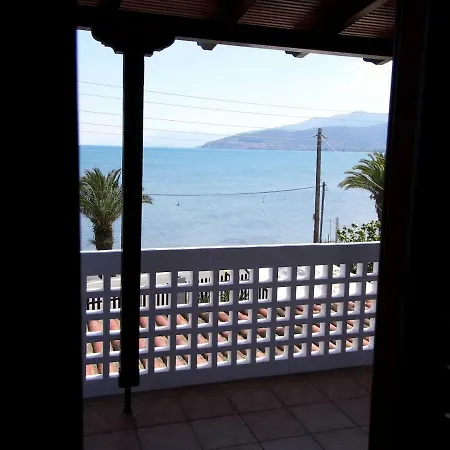 Ferienhaus μονοκατοικία με όμορφο κήπο δίπλα στη θάλασσα Míloi