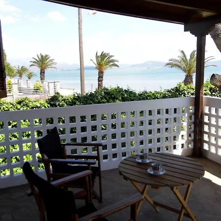 Ferienhaus μονοκατοικία με όμορφο κήπο δίπλα στη θάλασσα Míloi