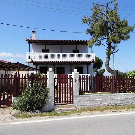 μονοκατοικία με όμορφο κήπο δίπλα στη θάλασσα Míloi