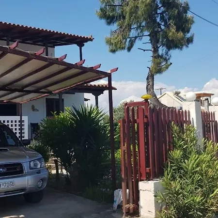 μονοκατοικία με όμορφο κήπο δίπλα στη θάλασσα Míloi