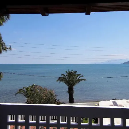 μονοκατοικία με όμορφο κήπο δίπλα στη θάλασσα * Míloi